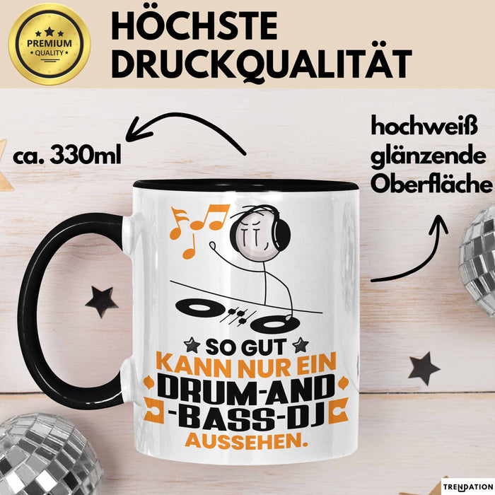 Drum-and-Bass-DJ Geschenk Tasse So Gut Kann Nur Ein Drum-and-Bass-DJ Aussehen Geschenkidee Kaffee-Becher Schwarz Trendation