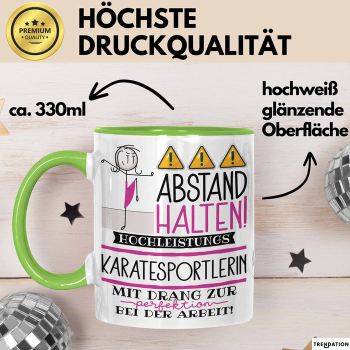 Karatesportlerin Tasse Geschenk Lustig Abstand Halten Hochleistungs-Karatesportlerin Mit Drang Zur Perfektion Bei Der Arbeit Grün Trendation