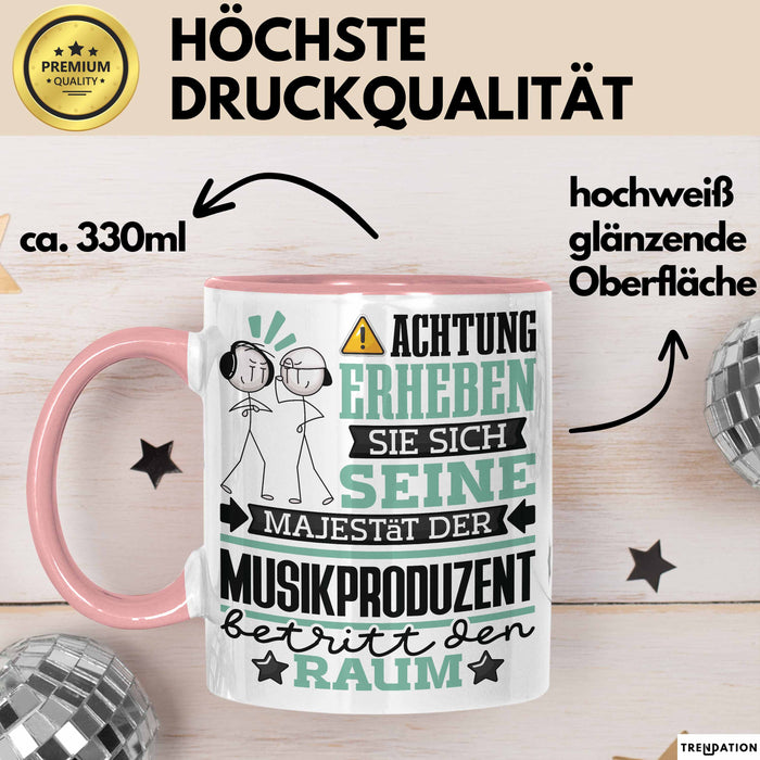 Musikproduzent Geschenk Tasse Lustiger Spruch Erheben Sie Sich Der Musikproduzent Betritt den Raum Rosa Trendation