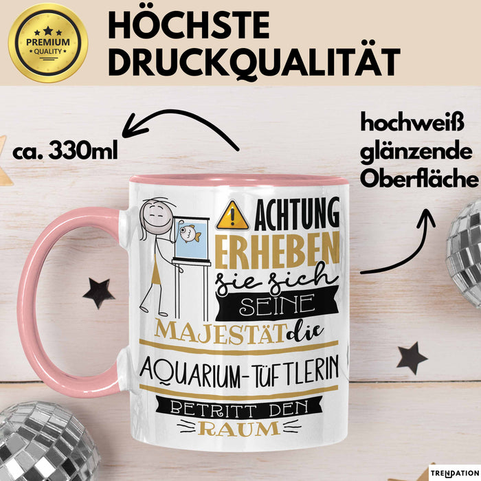 Aquarium-Tüftlerin Tasse Geschenk Lustiger Spruch Bitte Erheben Sie Sich Seine Majestät Die Aquarium-Tüftlerin Betritt Den Raum Rosa Trendation