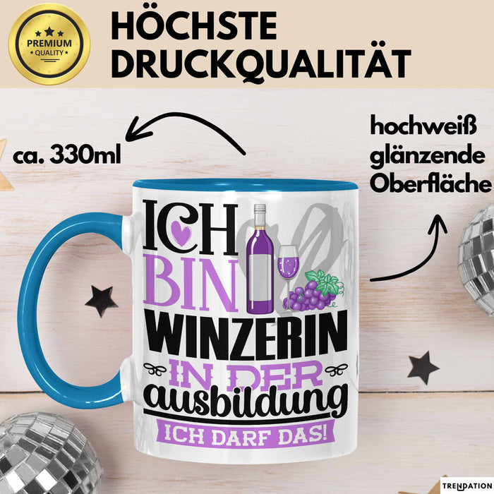 Winzerin Ausbildung Start Geschenk Tasse Ich Bin Winzerin In Der Ausbildung Ich Darf Das Kaffee-Becher Geschenkidee Blau Trendation