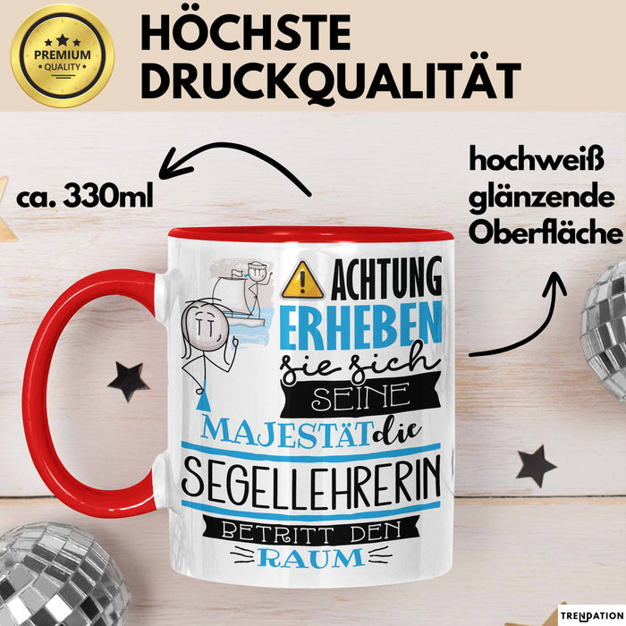 Segellehrerin Tasse Geschenk Lustiger Spruch Bitte Erheben Sie Sich Seine Majestät Die Segellehrerin Betritt Den Raum Rot Trendation