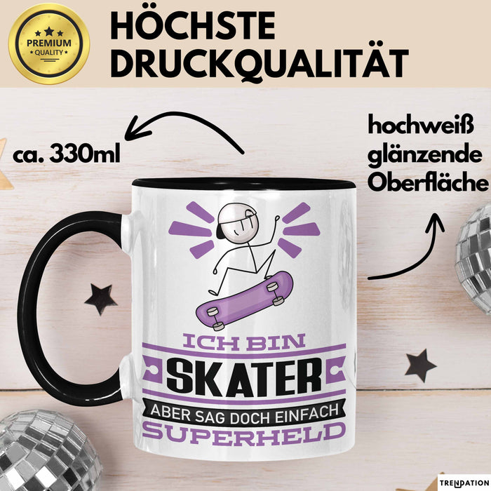Skater Geschenk Tasse Ich Bin Skater Aber Sag Doch Einfach Superheld Lustige Geschenkdiee für Skater Kaffee-Becher Schwarz Trendation