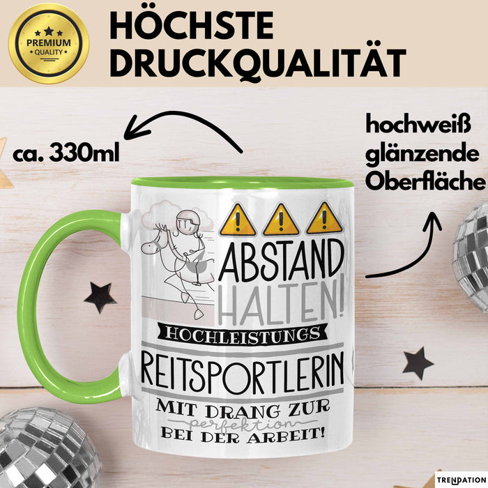 Reitsportlerin Tasse Geschenk Lustig Abstand Halten Hochleistungs-Reitsportlerin Mit Drang Zur Perfektion Bei Der Arbeit Grün Trendation