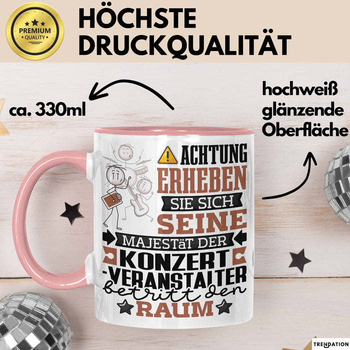 Konzertveranstalter Geschenk Tasse Lustiger Spruch Erheben Sie Sich Der Konzertveranstalter Betritt den Raum Rosa Trendation