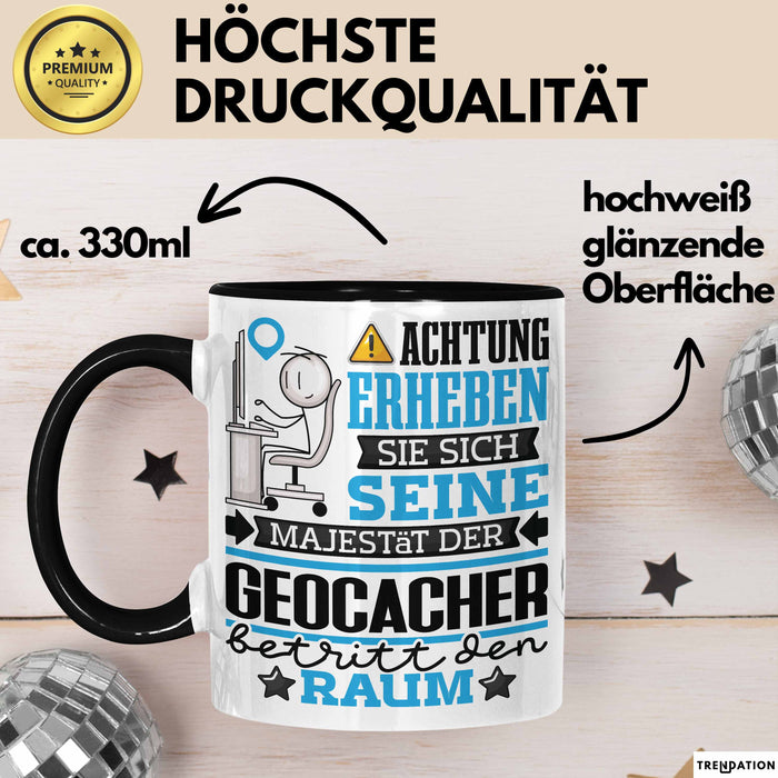 Geocacher Geschenk Tasse Lustiger Spruch Erheben Sie Sich Der Geocacher Betritt den Raum Schwarz Trendation