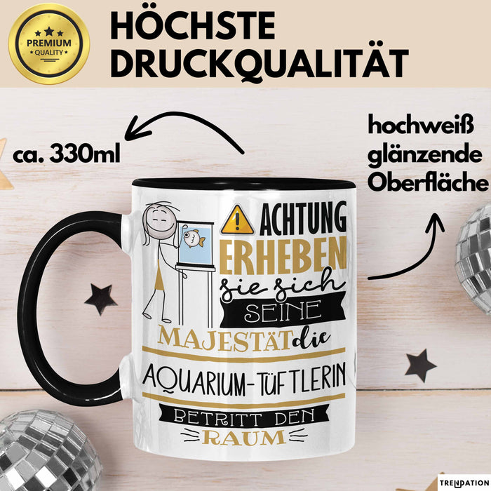 Aquarium-Tüftlerin Tasse Geschenk Lustiger Spruch Bitte Erheben Sie Sich Seine Majestät Die Aquarium-Tüftlerin Betritt Den Raum Schwarz Trendation