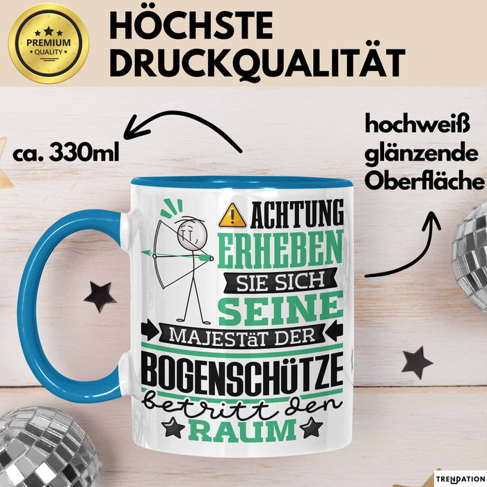 Bogenschütze Geschenk Tasse Lustiger Spruch Erheben Sie Sich Der Bogenschütze Betritt den Raum Blau Trendation