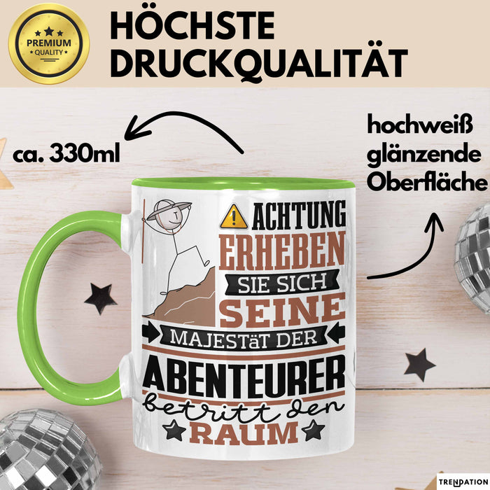 Abenteurer Geschenk Tasse Lustiger Spruch Erheben Sie Sich Der Abenteurer Betritt den Raum Grün Trendation