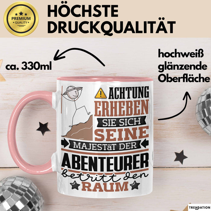 Abenteurer Geschenk Tasse Lustiger Spruch Erheben Sie Sich Der Abenteurer Betritt den Raum Rosa Trendation