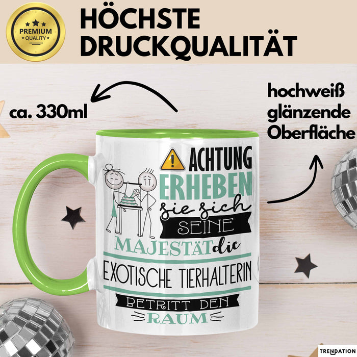 Exotische Tierhalterin Tasse Geschenk Lustiger Spruch Bitte Erheben Sie Sich Seine Majestät Die Exotische Tierhalterin Betritt Den Raum Grün Trendation