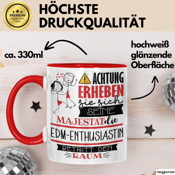 EDM-Enthusiastin Tasse Geschenk Lustiger Spruch Bitte Erheben Sie Sich Seine Majestät Die EDM-Enthusiastin Betritt Den Raum Rot Trendation