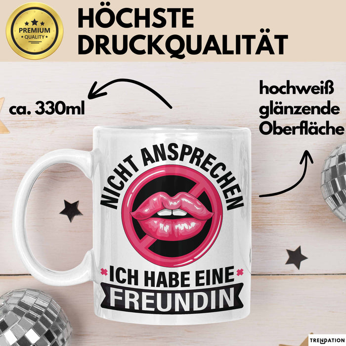 Freundin Tasse "Ich habe eine Freundin nicht ansprechen" lustige Geschenkidee Weiß Trendation