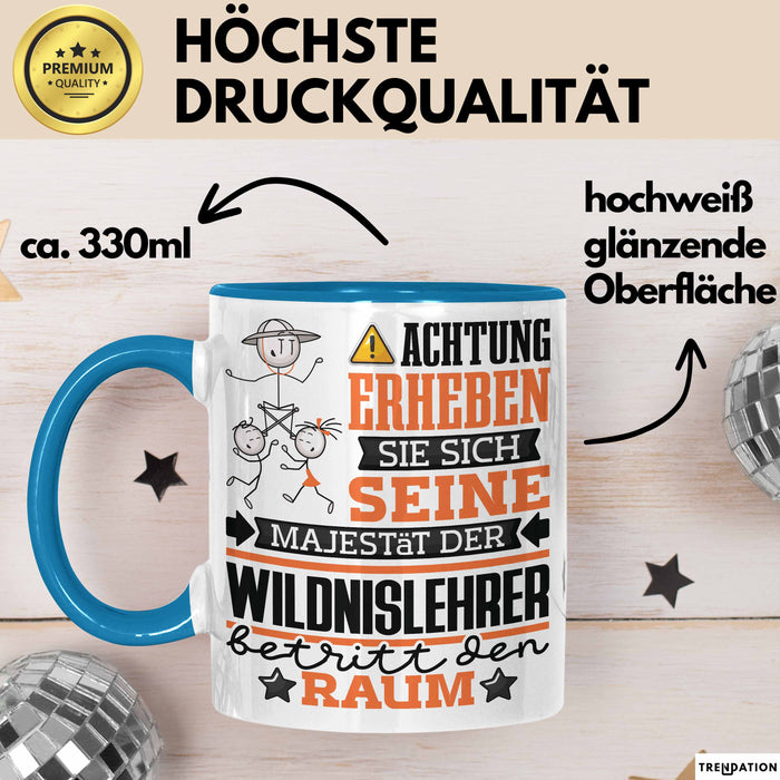 Wildnislehrer Geschenk Tasse Lustiger Spruch Erheben Sie Sich Der Wildnislehrer Betritt den Raum Blau Trendation