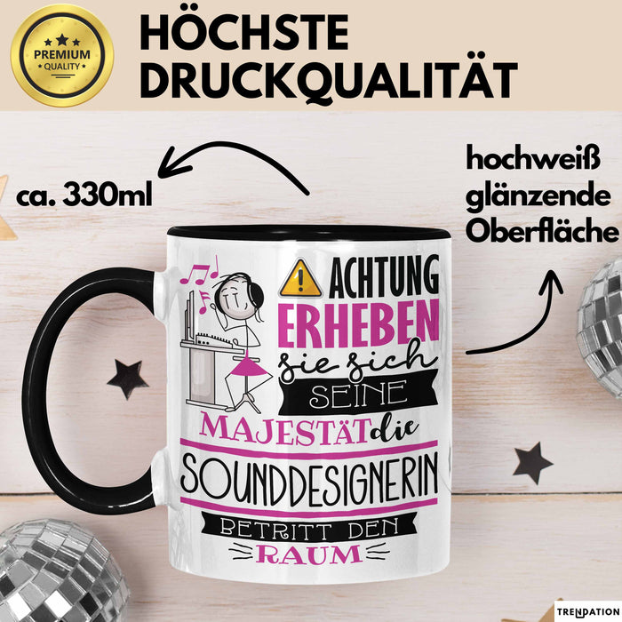 Sounddesignerin Tasse Geschenk Lustiger Spruch Bitte Erheben Sie Sich Seine Majestät Die Sounddesignerin Betritt Den Raum Schwarz Trendation