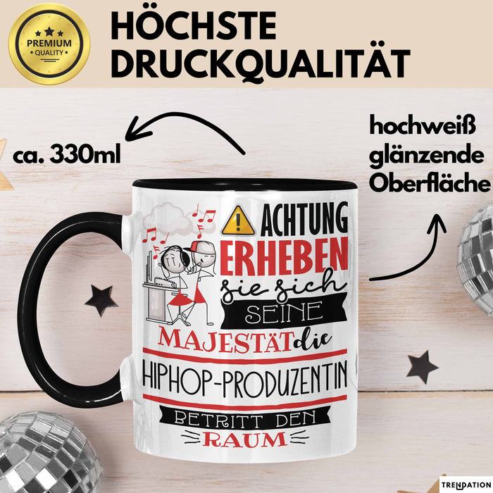 Hiphop-Produzentin Tasse Geschenk Lustiger Spruch Bitte Erheben Sie Sich Seine Majestät Die Hiphop-Produzentin Betritt Den Raum Schwarz Trendation