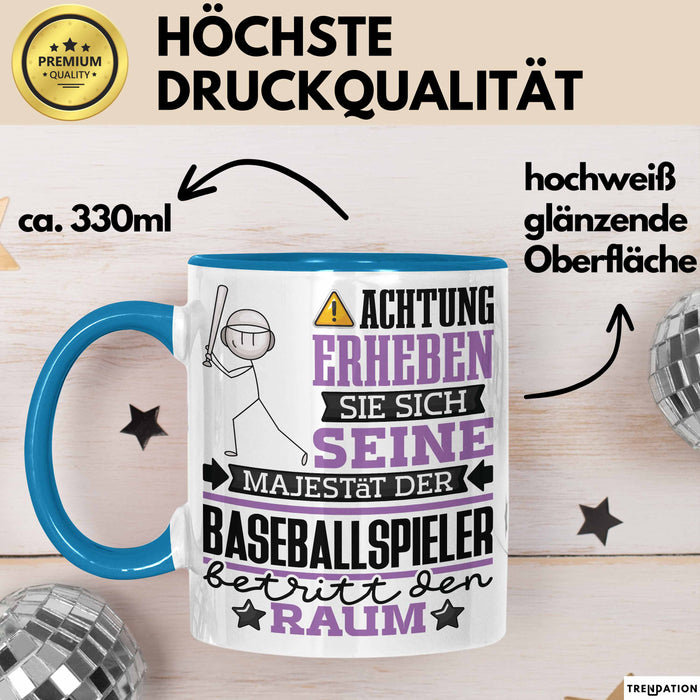 Baseballspieler Geschenk Tasse Lustiger Spruch Erheben Sie Sich Der Baseballspieler Betritt den Raum Blau Trendation