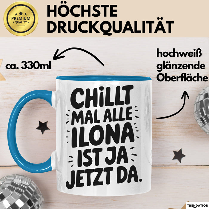 Ilona Tasse Geschenk Chillt Mal Alle Ilona Ist Ja Jetzt Da Geschenkidee Becher mit Name Blau Trendation