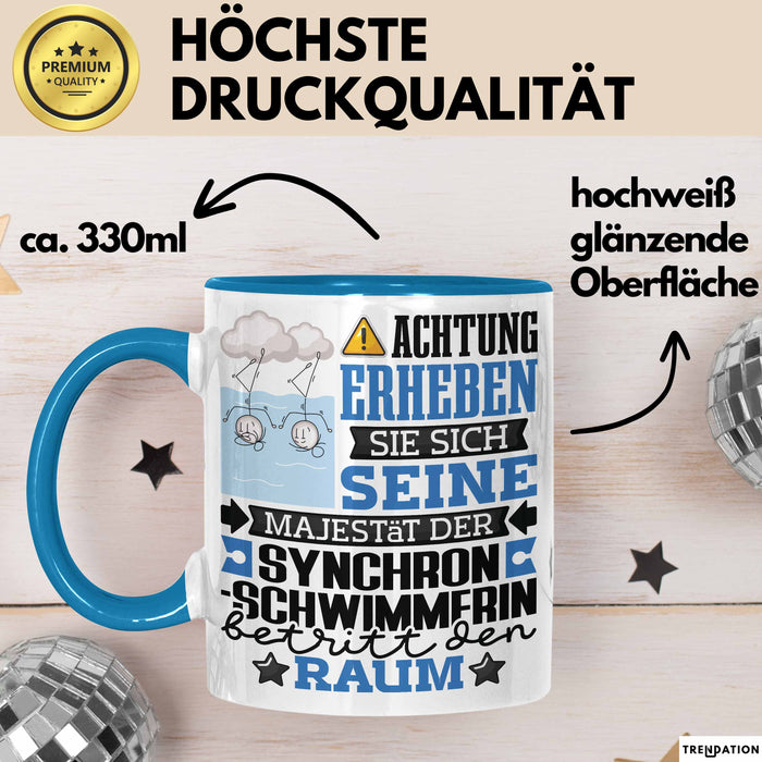 Synchronschwimmerin Geschenk Tasse Lustiger Spruch Erheben Sie Sich Der Synchronschwimmerin Betritt den Raum Blau Trendation