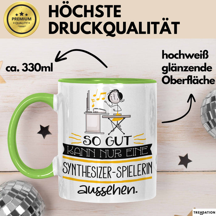 Synthesizer-Spielerin Geschenk Tasse So Gut Kann Nur Eine Synthesizer-Spielerin Aussehen Geschenkidee Geburtstag Weihnachten Lustig Grün Trendation