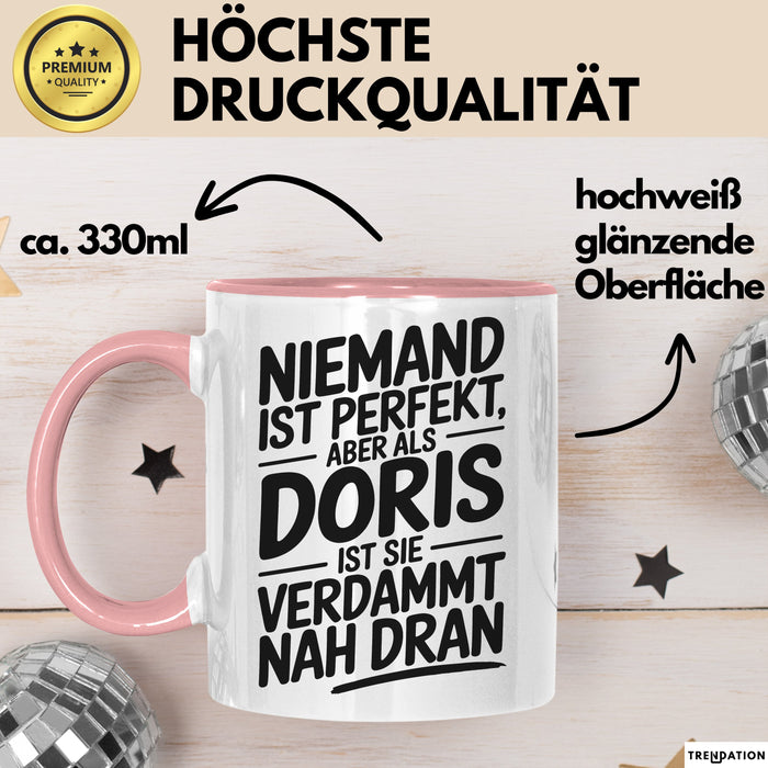 Doris Tasse Geschenk Niemand Ist Perfekt Doris Verdammt Nah Dran Geschenkidee Rosa Trendation