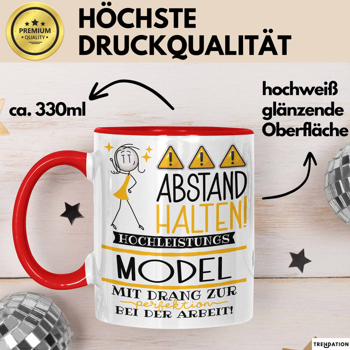 Model Tasse Geschenk Lustig Abstand Halten Hochleistungs-Model Mit Drang Zur Perfektion Bei Der Arbeit Rot Trendation