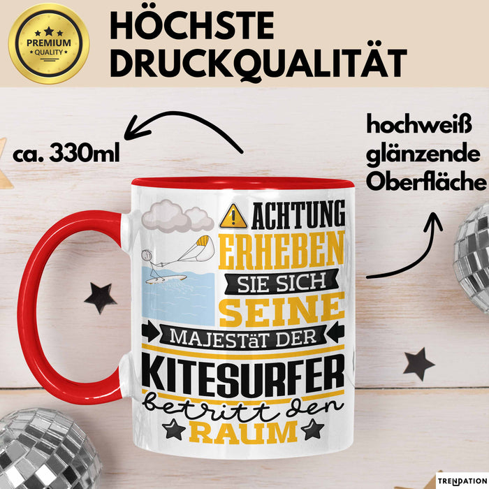 Kitesurfer Geschenk Tasse Lustiger Spruch Erheben Sie Sich Der Kitesurfer Betritt den Raum Rot Trendation