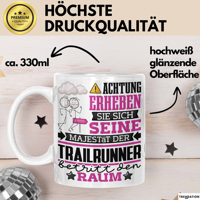 Trailrunner Geschenk Tasse Lustiger Spruch Erheben Sie Sich Der Trailrunner Betritt den Raum Weiß Trendation