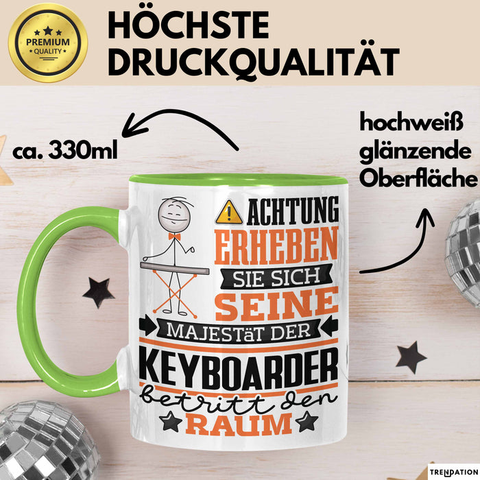 Keyboarder Geschenk Tasse Lustiger Spruch Erheben Sie Sich Der Keyboarder Betritt den Raum Grün Trendation