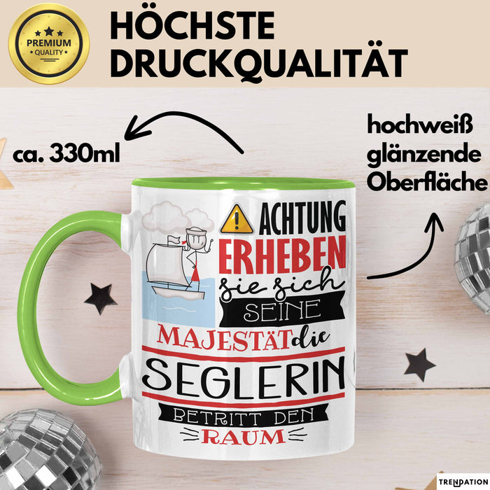 Seglerin Tasse Geschenk Lustiger Spruch Bitte Erheben Sie Sich Seine Majestät Die Seglerin Betritt Den Raum Grün Trendation
