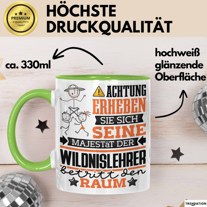 Wildnislehrer Geschenk Tasse Lustiger Spruch Erheben Sie Sich Der Wildnislehrer Betritt den Raum Grün Trendation