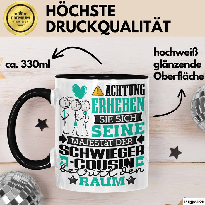 Schwiegercousin Geschenk Tasse Lustiger Spruch Erheben Sie Sich Der Schwiegercousin Betritt den Raum Schwarz Trendation