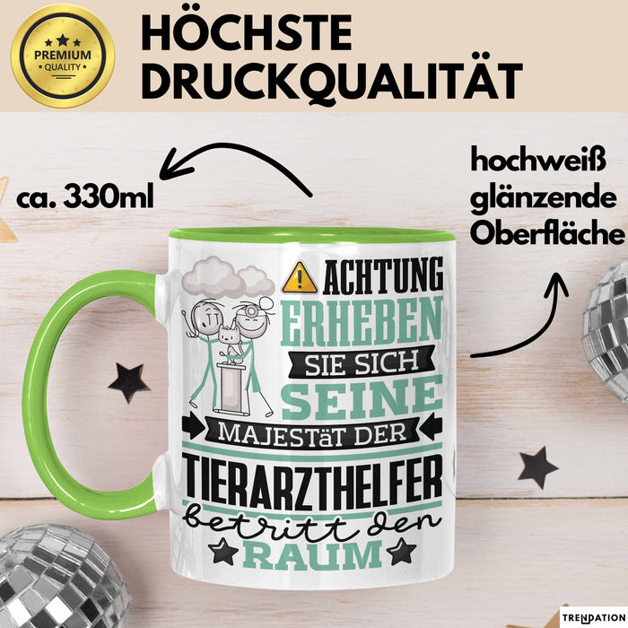 Tierarzthelfer Geschenk Tasse Lustiger Spruch Erheben Sie Sich Der Tierarzthelfer Betritt den Raum Grün Trendation