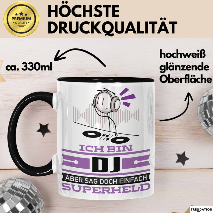 DJ Geschenk Tasse Ich Bin DJ Aber Sag Doch Einfach Superheld Lustige Geschenkdiee für DJ Kaffee-Becher Schwarz Trendation
