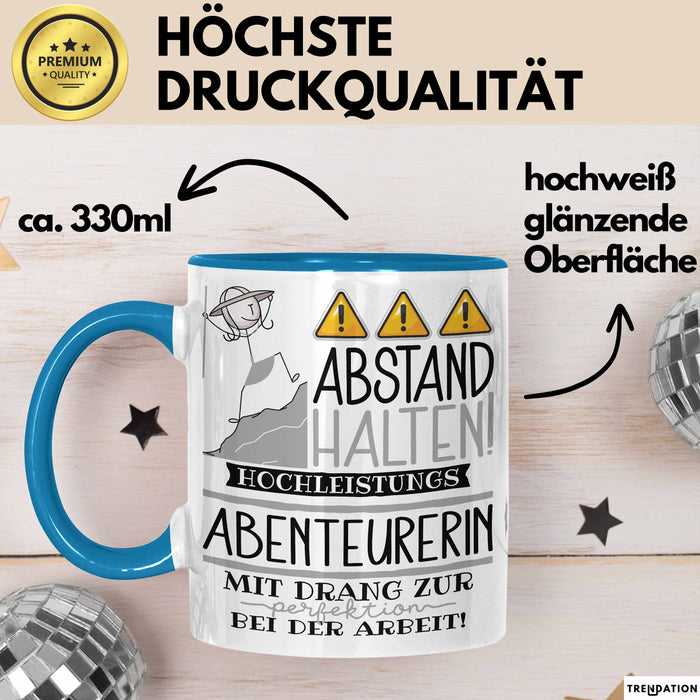 Abenteurerin Tasse Geschenk Lustig Abstand Halten Hochleistungs-Abenteurerin Mit Drang Zur Perfektion Bei Der Arbeit Blau Trendation