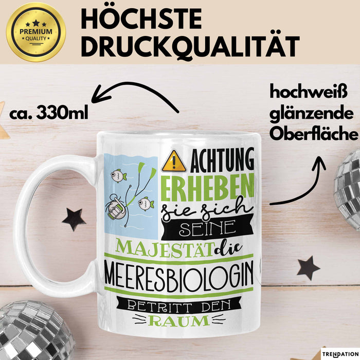 Meeresbiologin Tasse Geschenk Lustiger Spruch Bitte Erheben Sie Sich Seine Majestät Die Meeresbiologin Betritt Den Raum Weiß Trendation