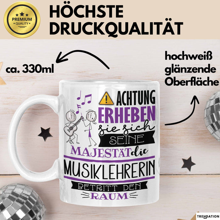 Musiklehrerin Tasse Geschenk Lustiger Spruch Bitte Erheben Sie Sich Seine Majestät Die Musiklehrerin Betritt Den Raum Weiß Trendation