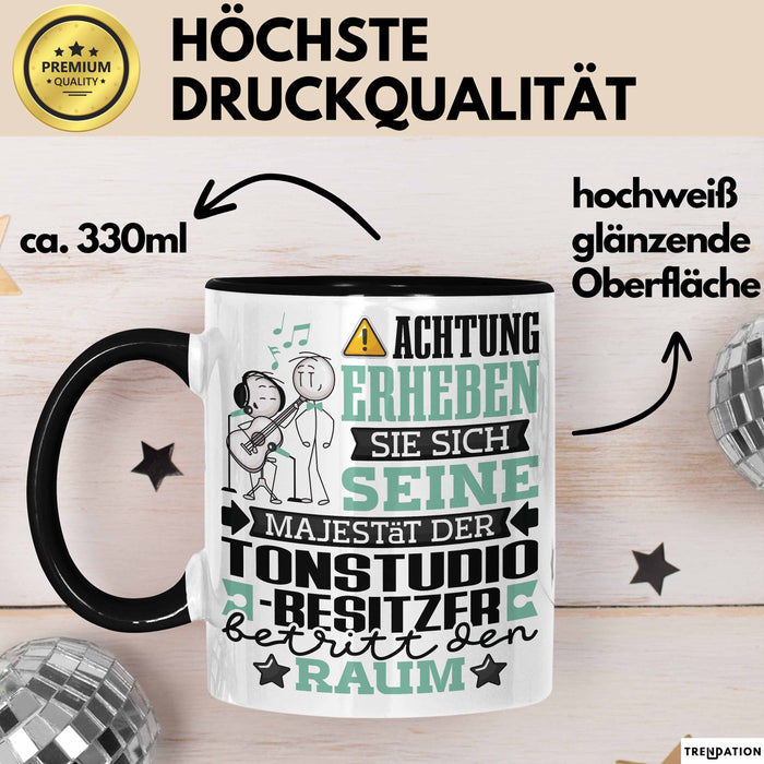 Tonstudio-Besitzer Geschenk Tasse Lustiger Spruch Erheben Sie Sich Der Tonstudio-Besitzer Betritt den Raum Schwarz Trendation