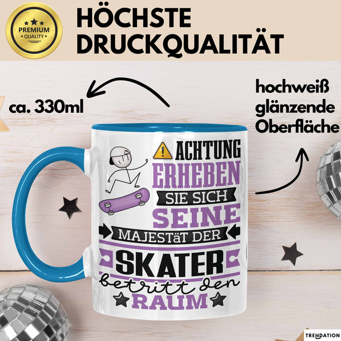 Skater Geschenk Tasse Lustiger Spruch Erheben Sie Sich Der Skater Betritt den Raum Blau Trendation