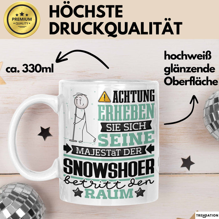 Snowshoer Geschenk Tasse Lustiger Spruch Erheben Sie Sich Der Snowshoer Betritt den Raum Weiß Trendation