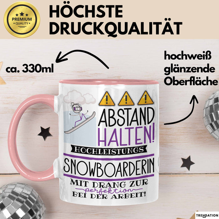 Snowboarderin Tasse Geschenk Lustig Abstand Halten Hochleistungs-Snowboarderin Mit Drang Zur Perfektion Bei Der Arbeit Rosa Trendation