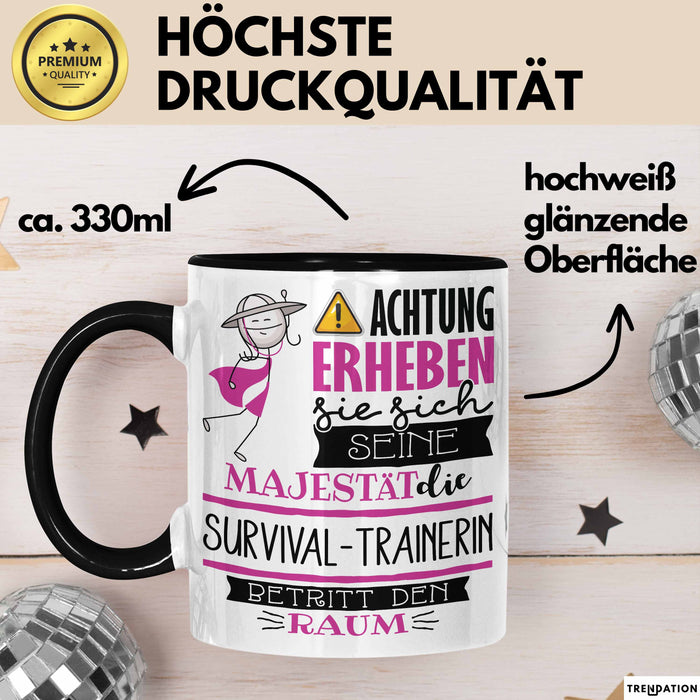 Survival-Trainerin Tasse Geschenk Lustiger Spruch Bitte Erheben Sie Sich Seine Majestät Die Survival-Trainerin Betritt Den Raum Schwarz Trendation
