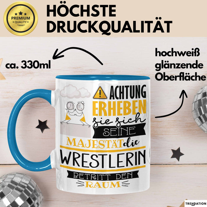 Wrestlerin Tasse Geschenk Lustiger Spruch Bitte Erheben Sie Sich Seine Majestät Die Wrestlerin Betritt Den Raum Blau Trendation