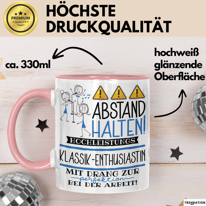 Klassik-Enthusiastin Tasse Geschenk Lustig Abstand Halten Hochleistungs-Klassik-Enthusiastin Mit Drang Zur Perfektion Bei Der Arbeit Rosa Trendation