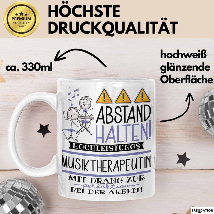 Musiktherapeutin Tasse Geschenk Lustig Abstand Halten Hochleistungs-Musiktherapeutin Mit Drang Zur Perfektion Bei Der Arbeit Weiß Trendation