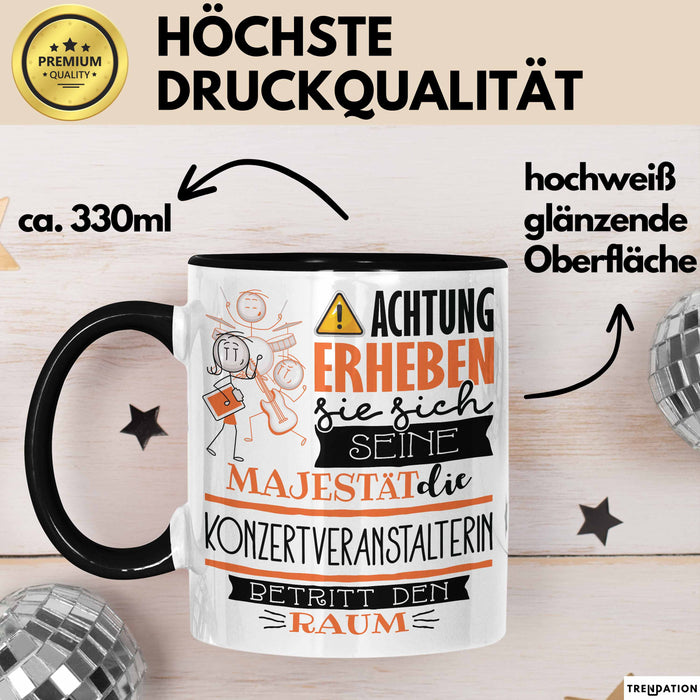 Konzertveranstalterin Tasse Geschenk Lustiger Spruch Bitte Erheben Sie Sich Seine Majestät Die Konzertveranstalterin Betritt Den Raum Schwarz Trendation