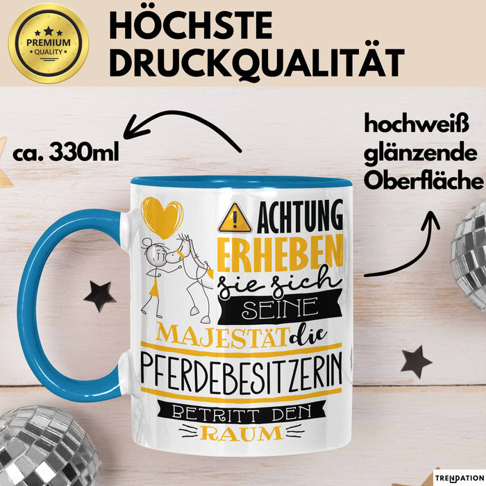 Pferdebesitzerin Tasse Geschenk Lustiger Spruch Bitte Erheben Sie Sich Seine Majestät Die Pferdebesitzerin Betritt Den Raum Blau Trendation