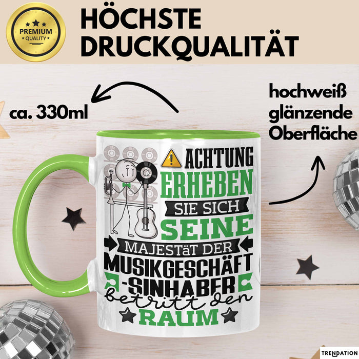 Musikgeschäftsinhaber Geschenk Tasse Lustiger Spruch Erheben Sie Sich Der Musikgeschäftsinhaber Betritt den Raum Grün Trendation