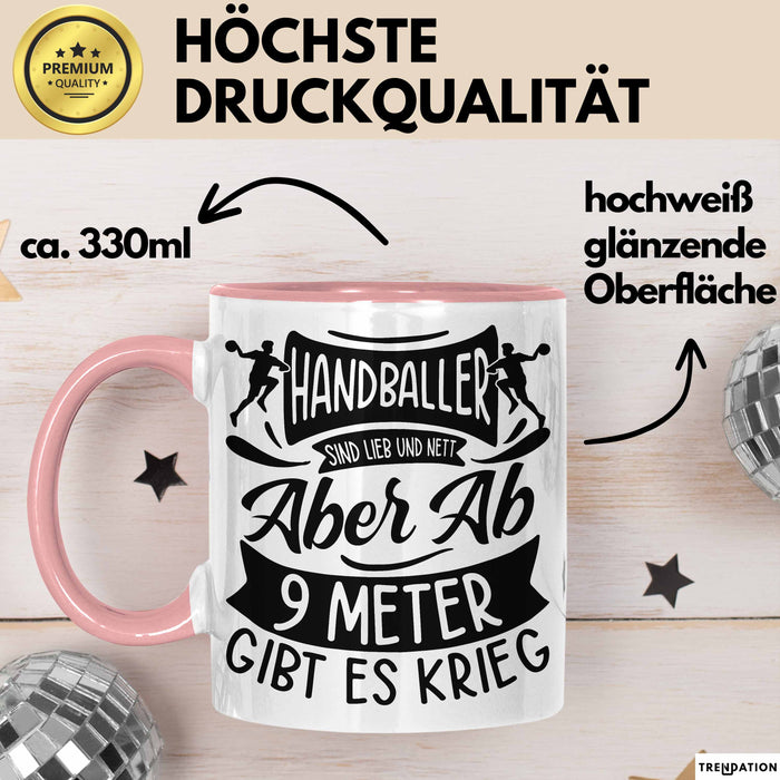 Handball Geschenk Tasse Geschenkidee Handball-Spieler Handballspielerin Mädchen Jungs Kaffee-Becher Ab 9 Meter Gibt Es Krieg Rosa Trendation