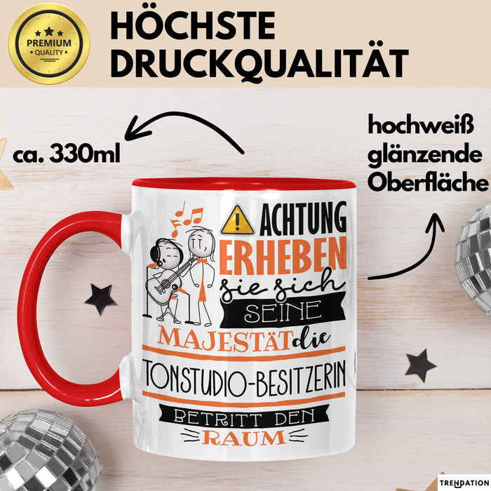Tonstudio-Besitzerin Tasse Geschenk Lustiger Spruch Bitte Erheben Sie Sich Seine Majestät Die Tonstudio-Besitzerin Betritt Den Raum Rot Trendation